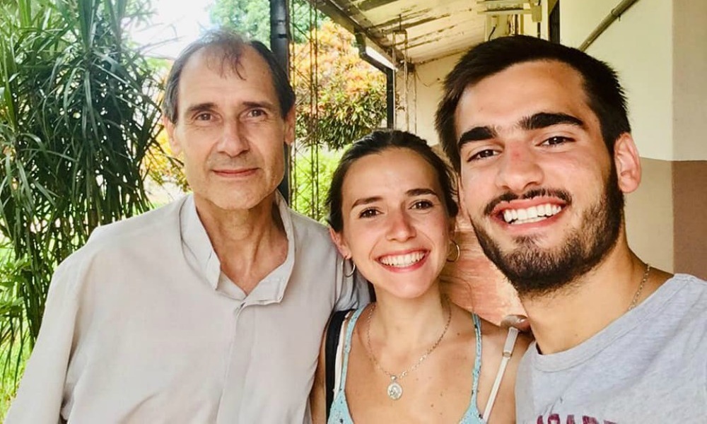 Llevó regalos a una parroquia para festejar su cumple