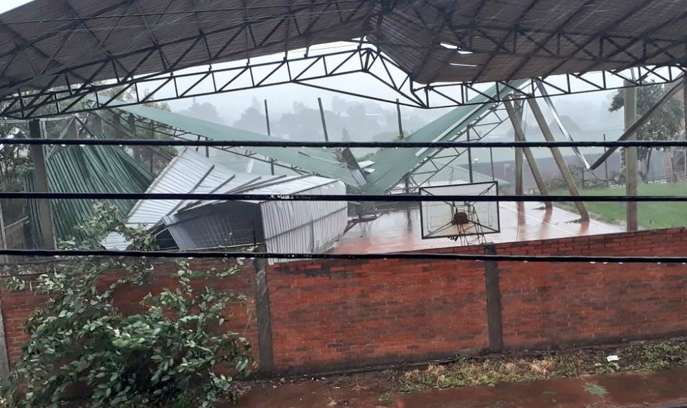 Volaron techos y cayeron árboles por la tormenta en Oberá
