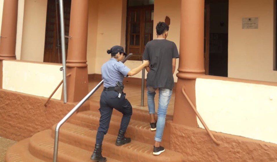 Preso por apedrear a la vecina