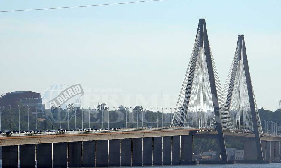 CRUZÓ EL PUENTE. Cuando la joven regresó a Encarnación sin el recién nacido, se radicó la denuncia que originó las medidas de la fiscal penal paraguaya.