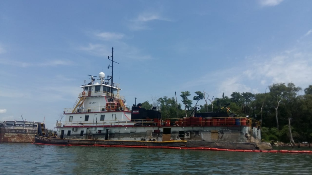 Reflotaron el remolcador paraguayo hundido parcialmente en el Paraná