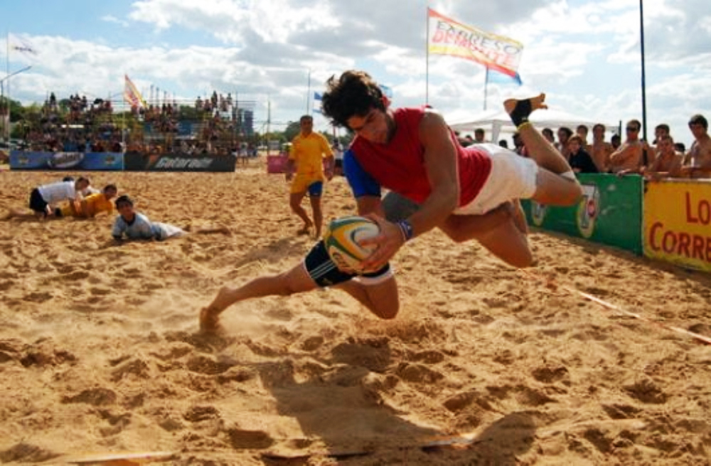 Arena, sol y tackles en Corrientes