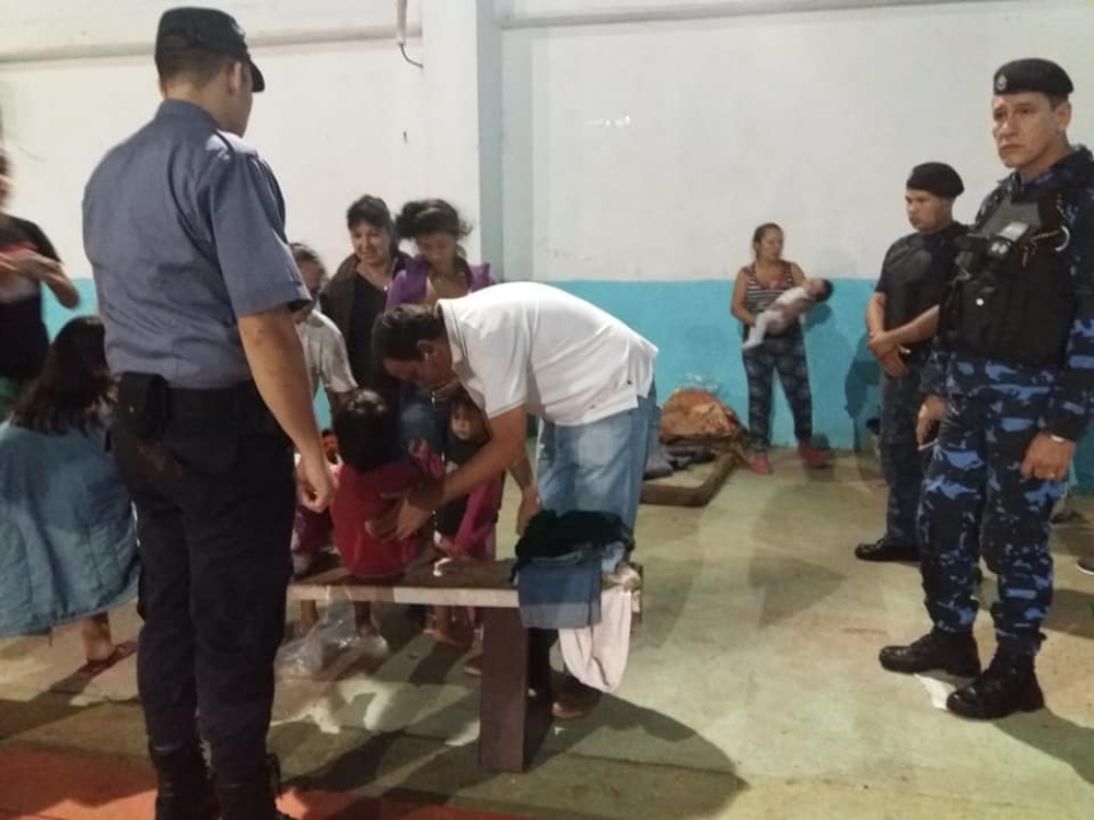 Desborde de arroyo en Iguazú obligó a evacuar a diez familias