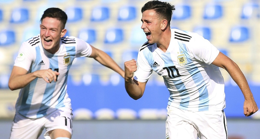 Gonzalo Maroni (10) celebra el segunda tanto de la "Albiceleste". A su lado también festeja Julián Álvarez.