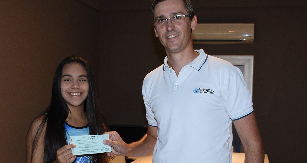 Giuliana Martino, feliz con la beca en mano