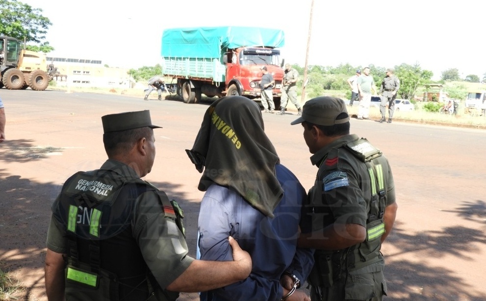 Narcos se arrojaron de un camión en movimiento cargado de marihuana