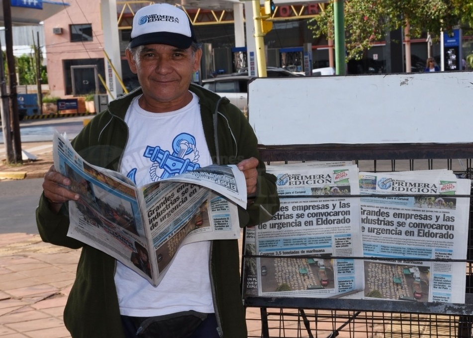 Claudio Godoy , canillita durante 45 años en Posadas