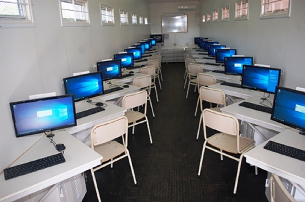 Cursos de informática para vecinos relocalizados por la EBY