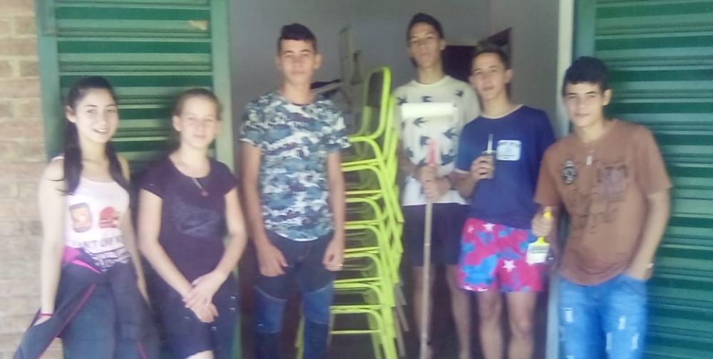 Se organizaron para reacondicionar su escuela antes de la vuelta a clases