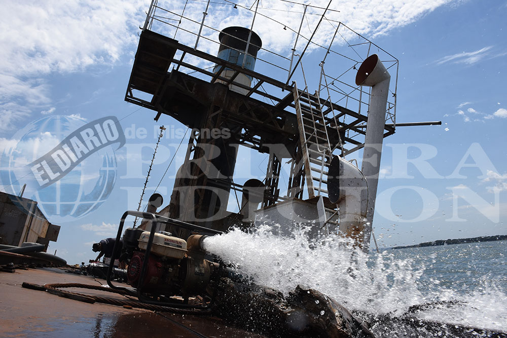 Comenzó el “desagote” del ferry casi hundido en Nemesio Parma