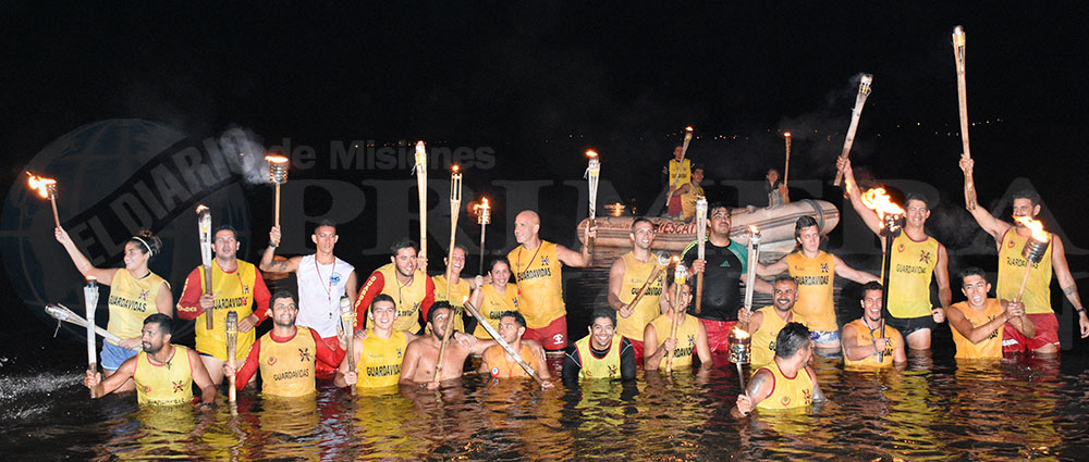 Los guardavidas iluminaron el Paraná con el fuego de su profesión