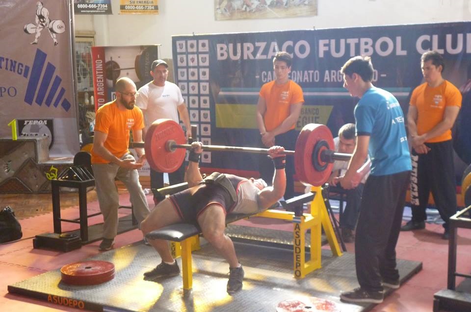 Exhibición de powerlifting en la costanera de Posadas