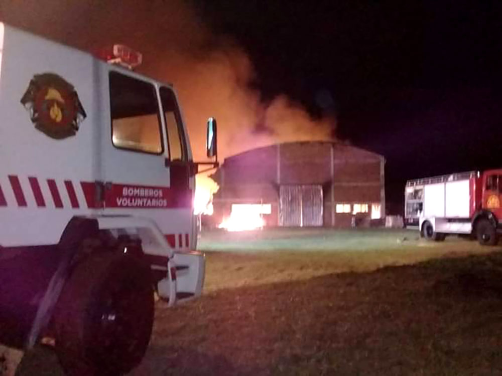 El fuego destruyó totalmente un galpón de Sudamérica Embalajes