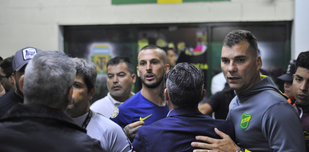 Zárate y Benedetto contra los hinchas de Defensa