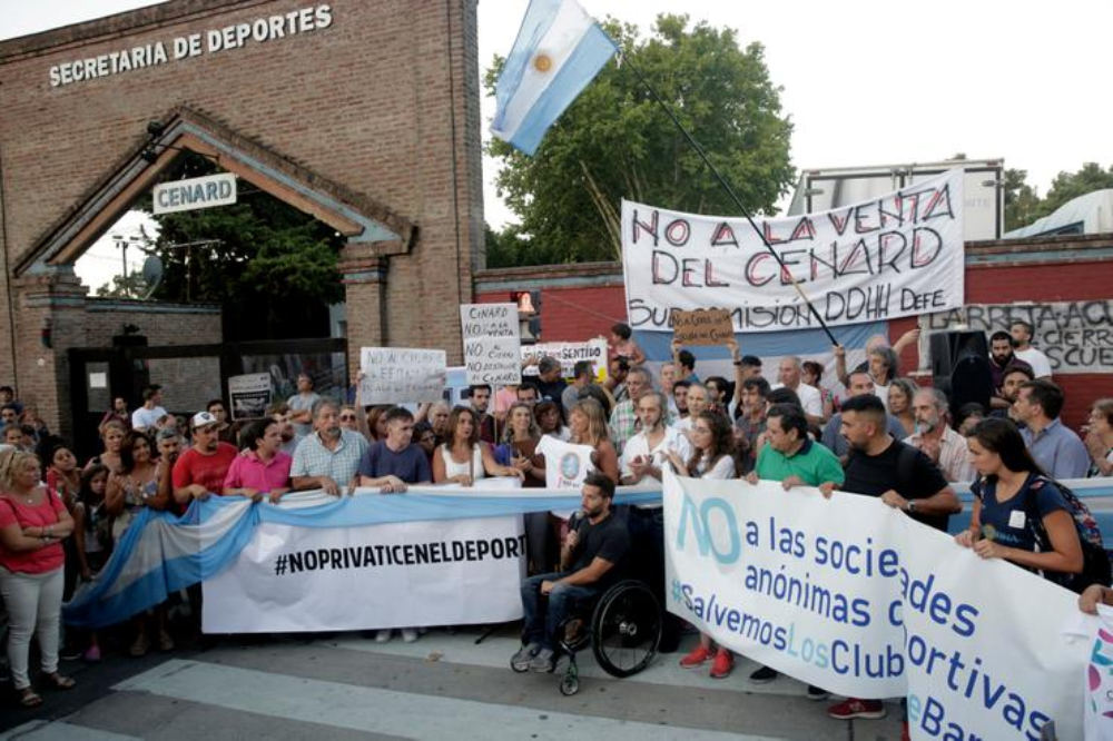 Abrazo simbólico contra de la venta del CeNARD