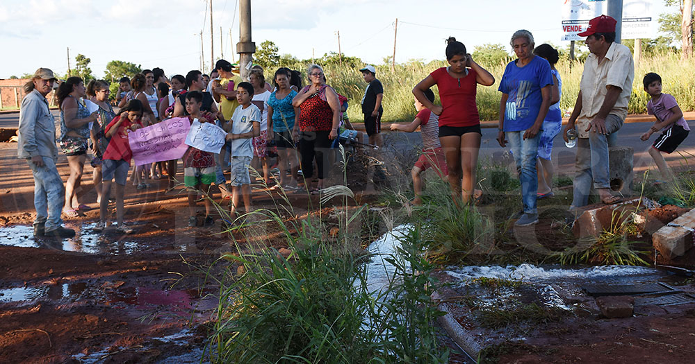 No tienen agua en sus casas pero se desperdicia “a chorros” en la vía pública