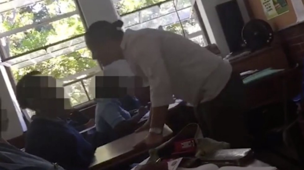 Maestra cacheteó a su alumno por usar el celular