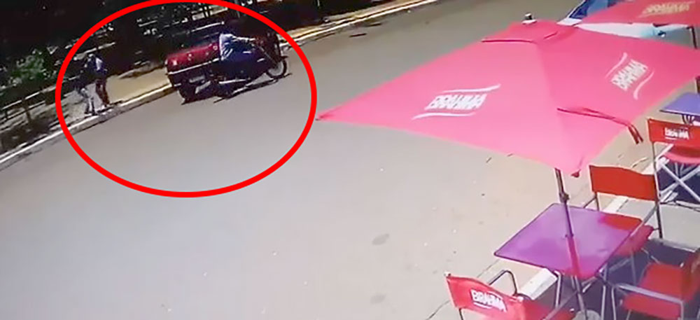 Cámaras filman robo “motochorro” en la plaza de Jardín América