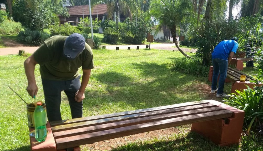 Voluntarios embellecen el Parque de las Naciones de Oberá