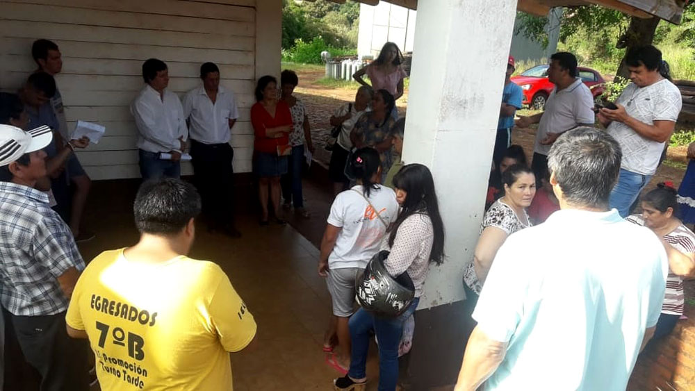 Vecinos de Puerto Esperanza se manifiestan frente a EMSA