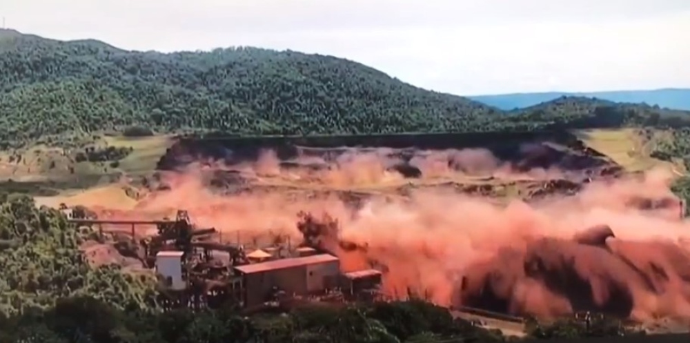 VIDEO:  el momento exacto en el que se rompe la represa en Brasil