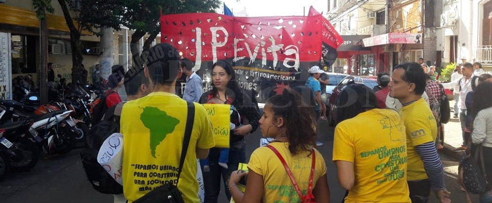 Estudiantes universitarios marchan en Posadas