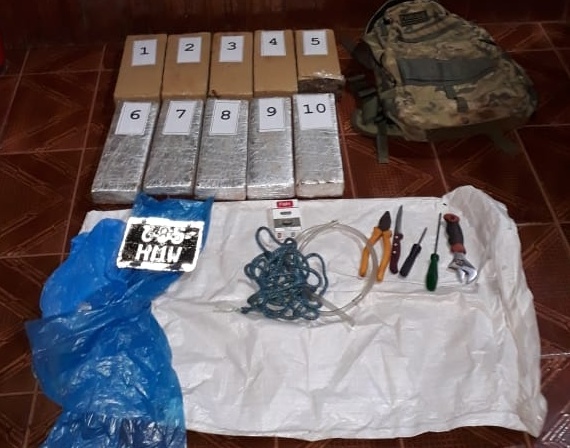 “Mulas” en moto descartaron la carga en el monte en Andresito