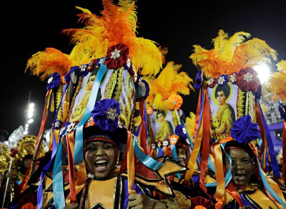 Con mucho brillo y poco presupuesto arancó el deslumbrante Carnaval de Río