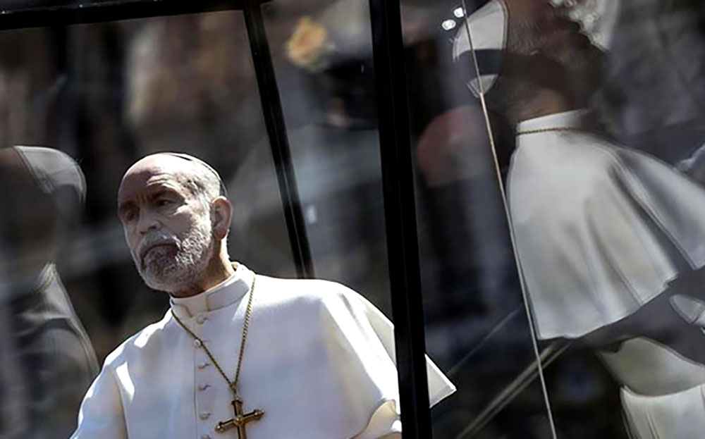 El “nuevo Papa” desfiló frente al Vaticano