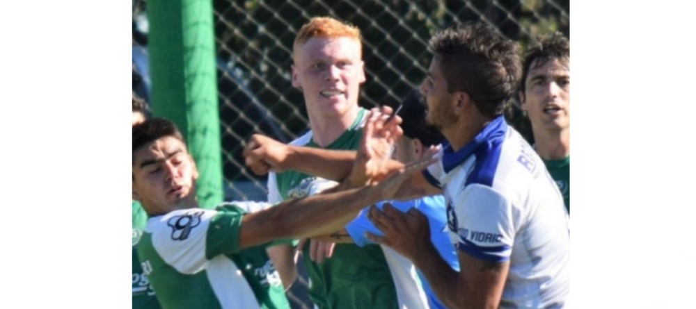 Volvió de una suspensión de tres años y terminó a las piñas con los rivales