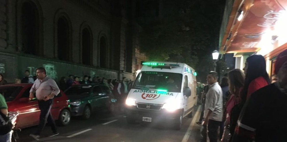 Sergio Denis en grave estado tras caer de un escenario