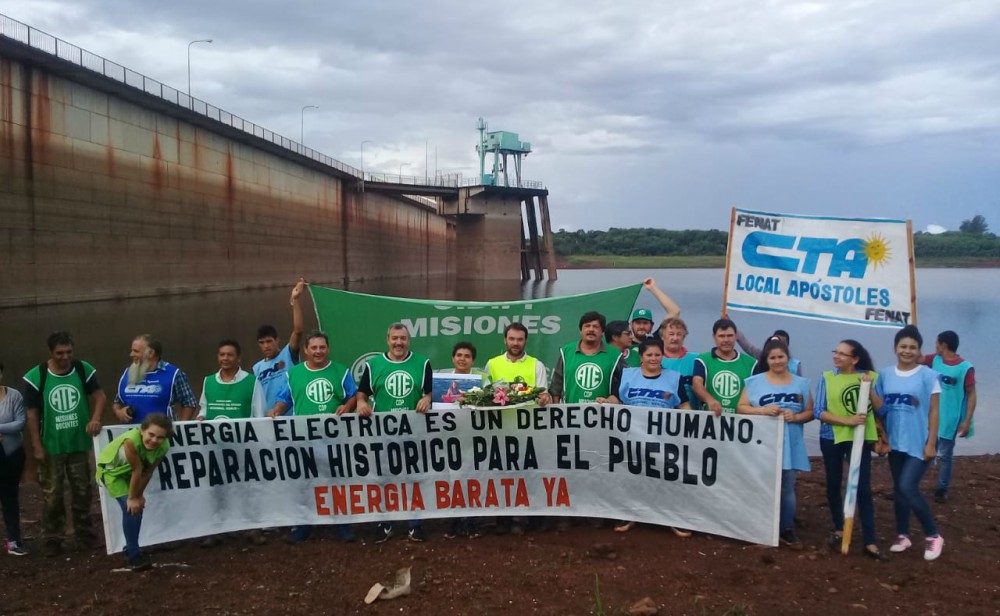 Realizaron movilización frente a la represa Urugua-í