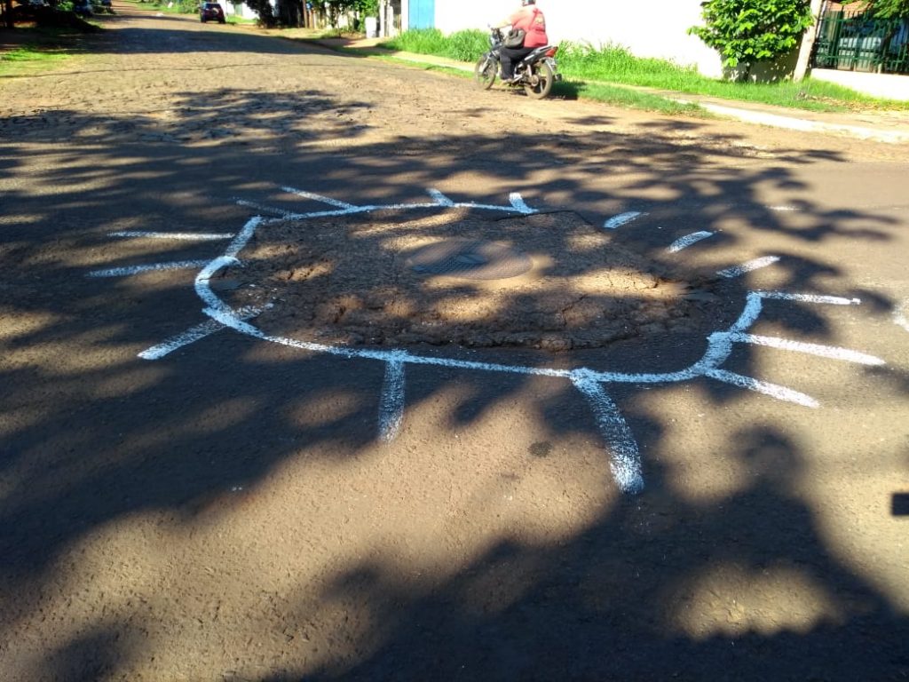 Novedosa protesta: vecinos de Iguazú marcan los baches con pintura