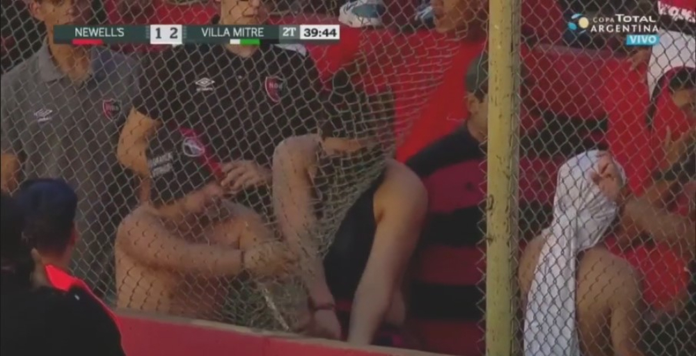 En medio de disturbios, Villa Mitre eliminó a Newell’s en la Copa Argentina