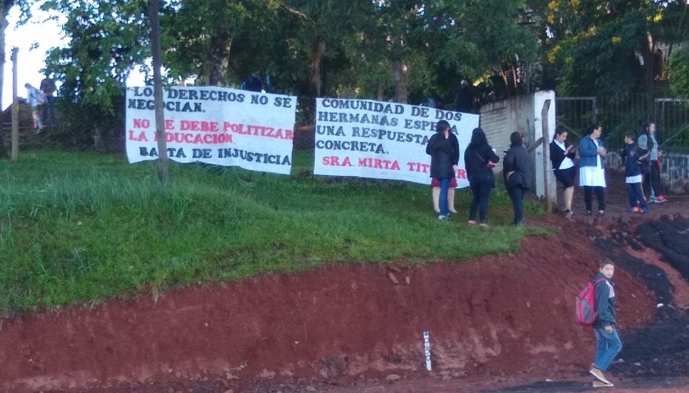 Protesta frente a la Escuela 363 de Paraje Dos Hermanas