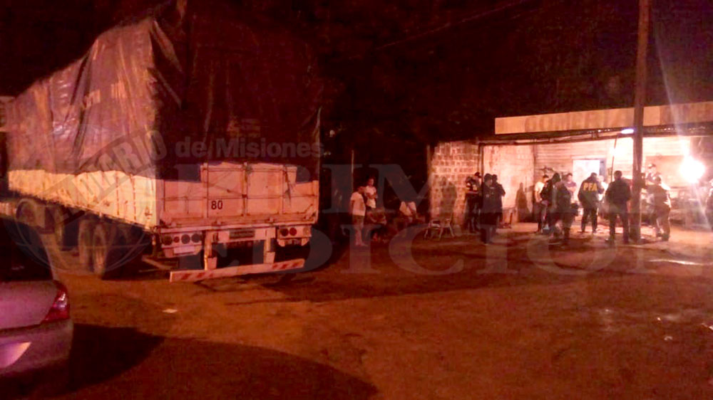 Detienen camión con unos cien kilos de marihuana