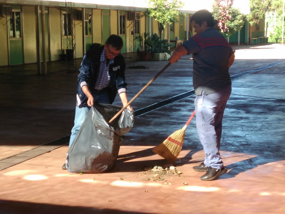 Arduo trabajo en escuelas del interior para limpiar y fumigar