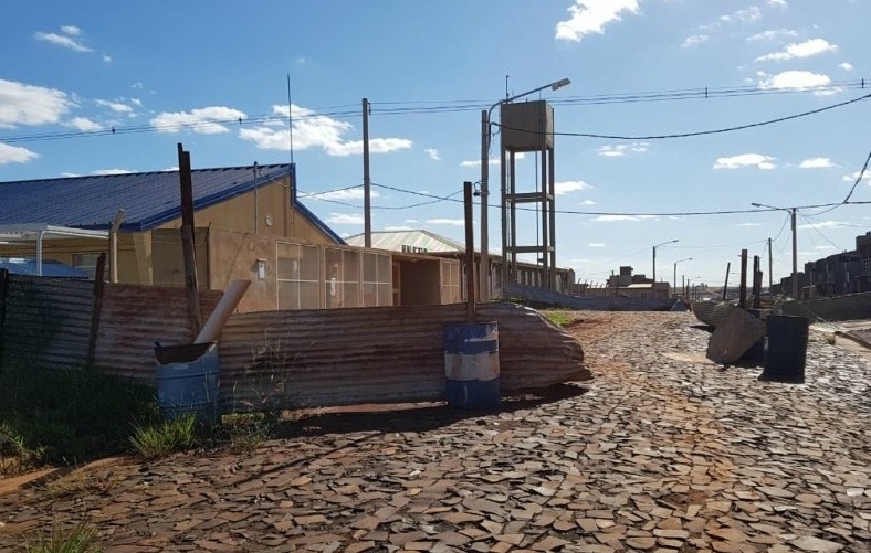 Las calles en mal estado y parcialmente cerradas al tránsito convierten al barrio en un laberinto.
