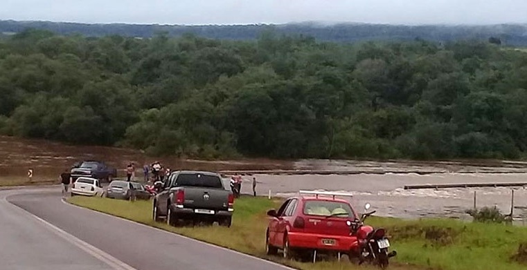 Por desborde de un arroyo, interrumpen el tránsito en la ruta 2