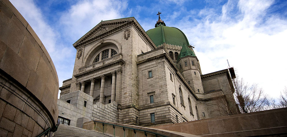 Apuñalan a sacerdote en una misa transmitida en vivo