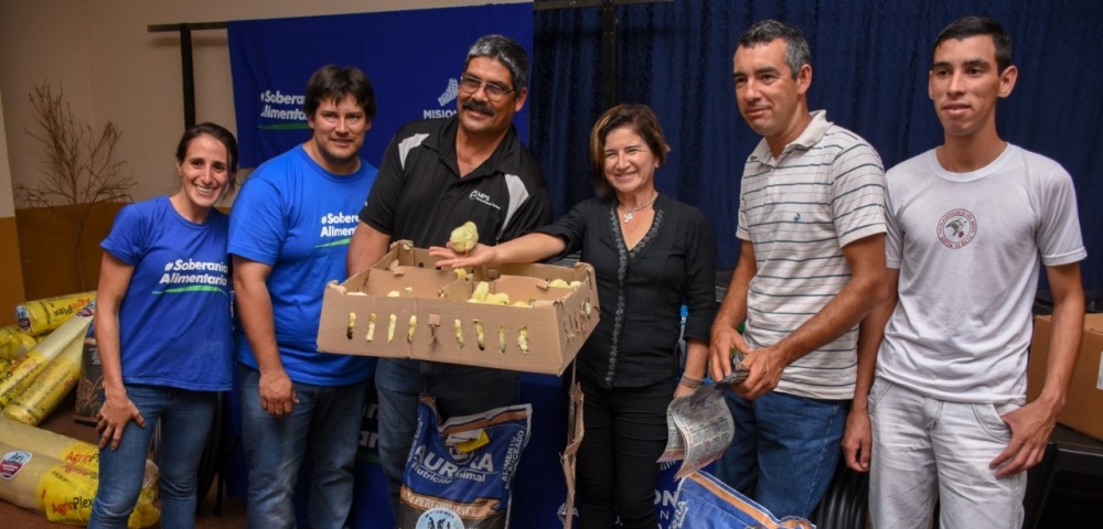 Agricultura Familiar entregó insumos en Colonia Aurora