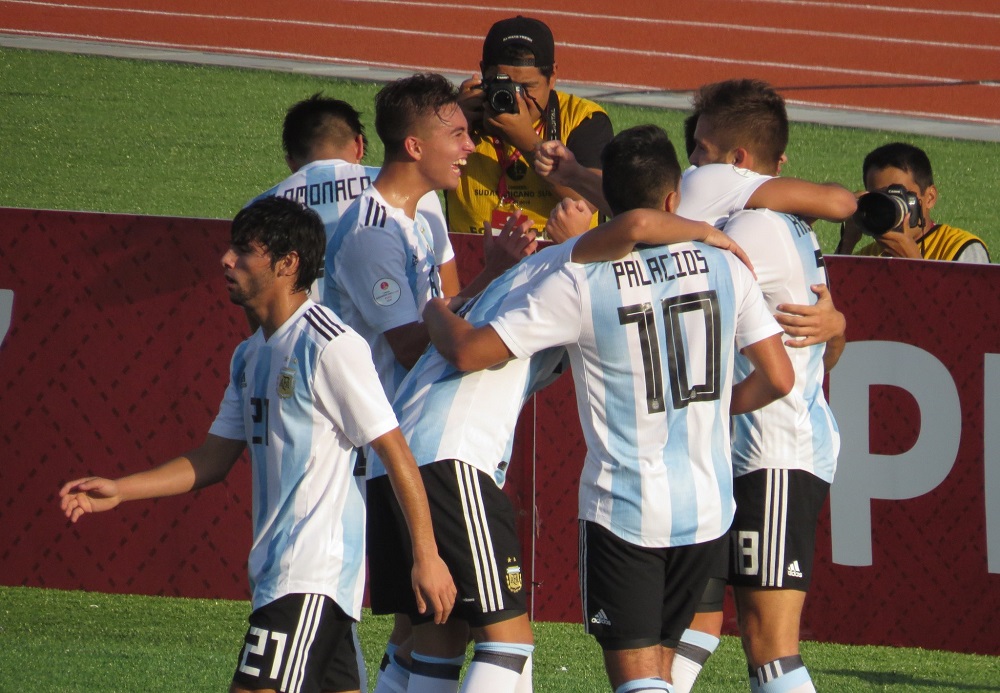 Con el misionero Vera, Argentina goleó y va al Mundial