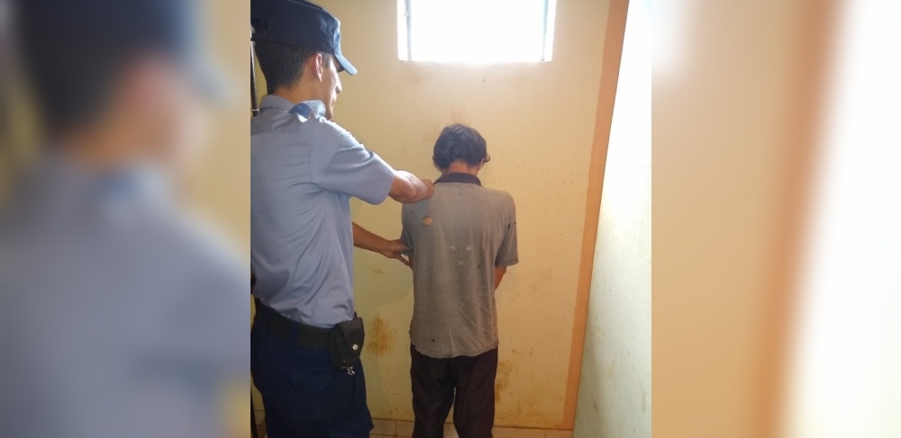 Un hombre atemorizó a su familia, atacó a la Policía y fue detenido