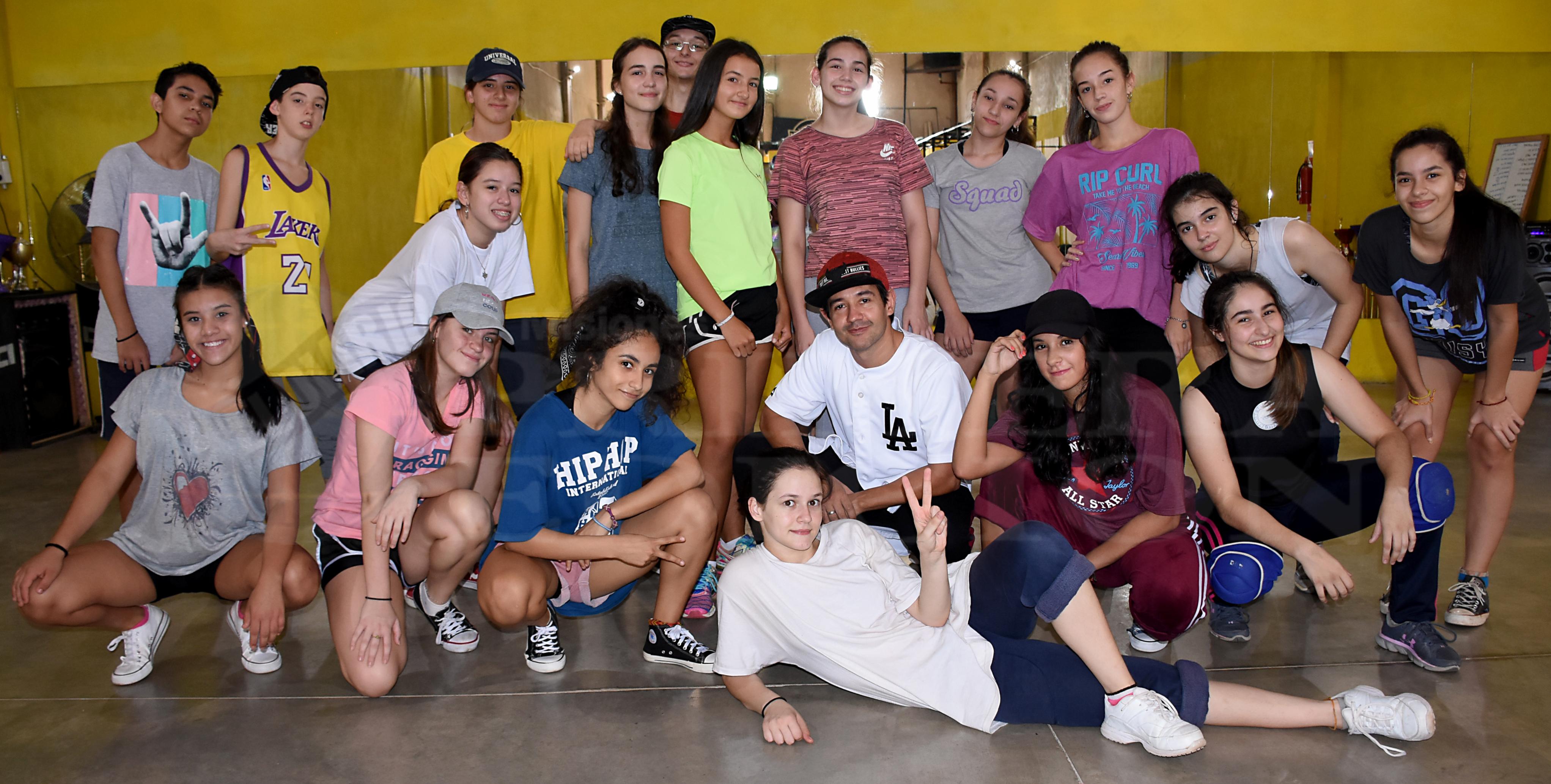 Bailarines de “High Quality Crew” se preparan para el mundial de Estados Unidos