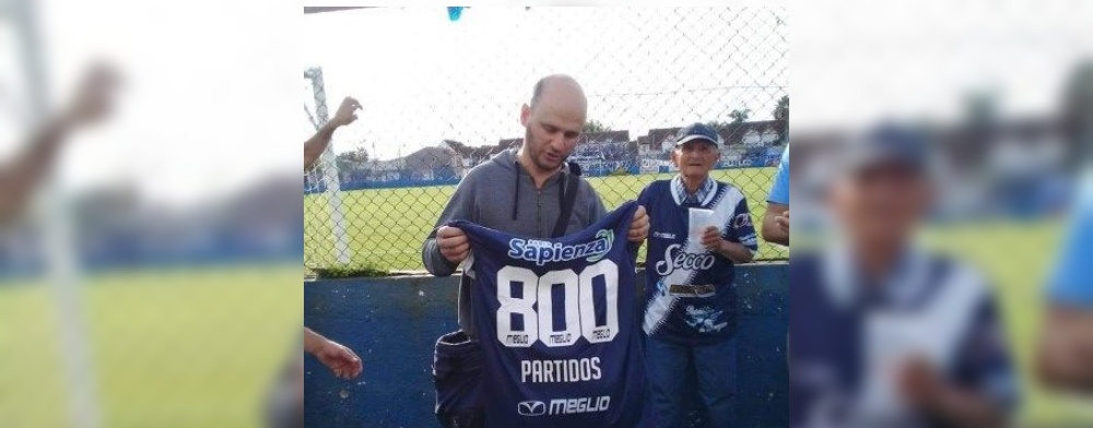 Celebración y camiseta para un hincha con ¡800 partidos!