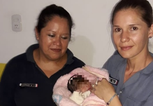 Policías y bomberos asistieron a una mujer que dio a luz en San Ignacio