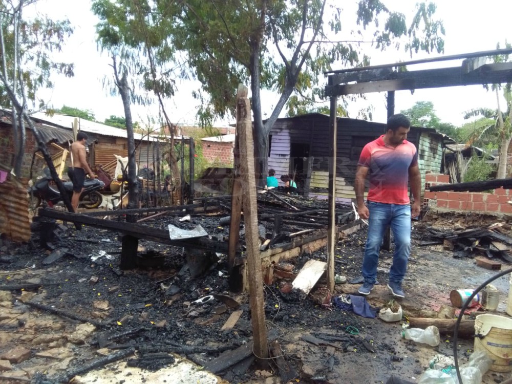 Dos familias perdieron todo en el incendio de sus viviendas
