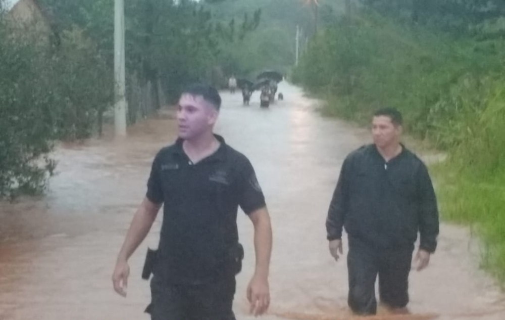 Diez familias afectadas y evacuadas por el desborde de un arroyo