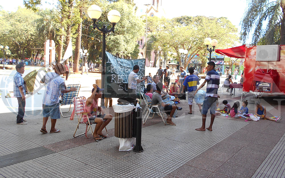 Desalojados del Acceso Oeste se “mudan” a la plaza 9 de Julio