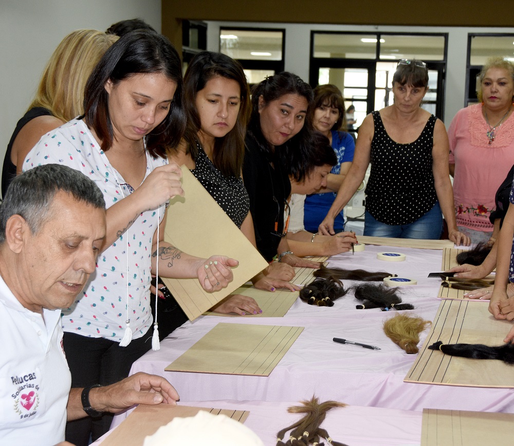 Se dio el puntapié para crear el primer grupo de confección de pelucas oncológicas